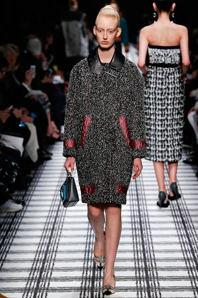 Look 15